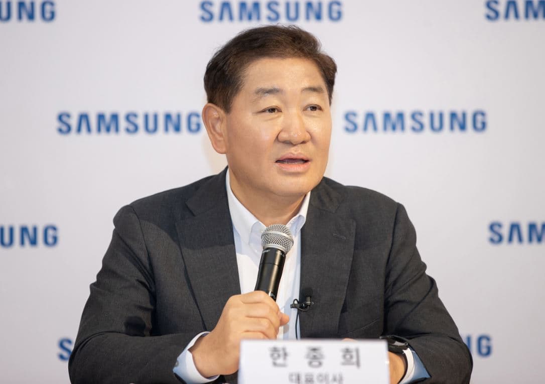Han Jong-hee speaking at a Samsung press conference about the company’s AI and consumer technology strategy